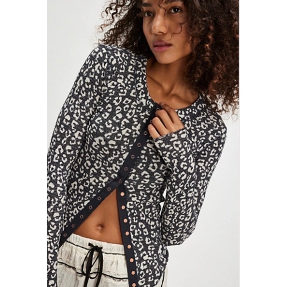 Free People Going Places Cardi Leopard Print Waffle Knit Snap Front Gray Large